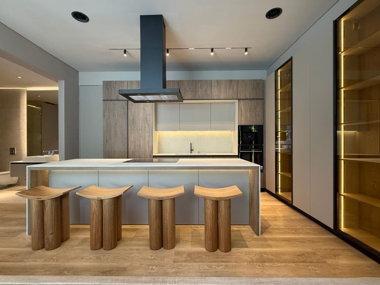 Cocina de lujo con encimera de piedra sinterizada Kanttera